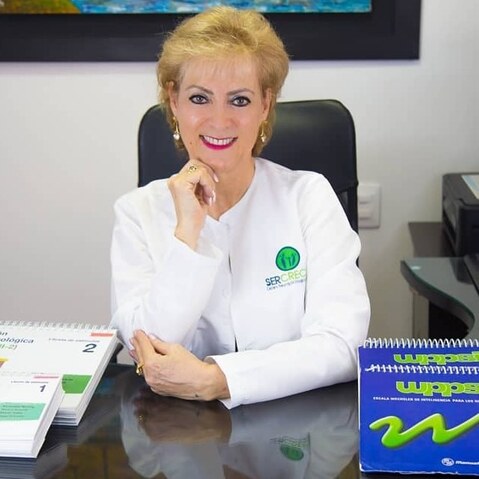 Dra. Elianeth Gómez en su consultorio de neuropsicología infantil